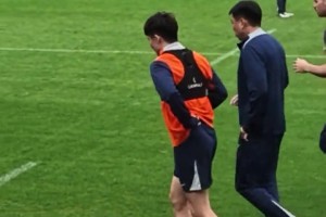 主教练陪你热身！记者牛志明：唐田指导陪着泽卡、王彤慢跑